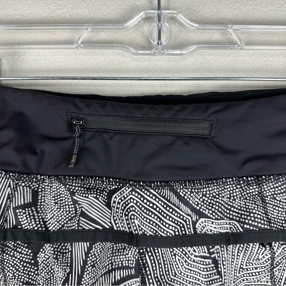 Lululemon Black White Dottie Tribe Speed Athletic Athleisure Shorts Size 6 - Picture 6 of 7
